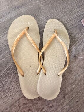 Havaianas Slim Flip Flops in Beige with Metallic Gold Straps